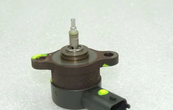 Suzuki Swift I Fuel pressure regulator 73503347 0815535
