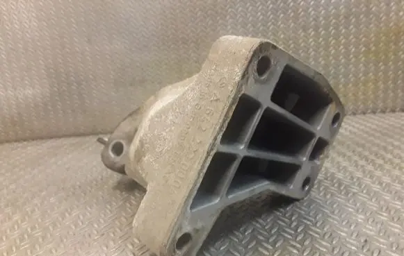 Mercedes-Benz E W211 Engine mounting bracket 6422230004 A6422230004