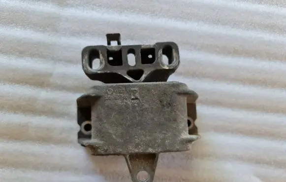Volkswagen Golf IV Engine mount bracket 1J0199555