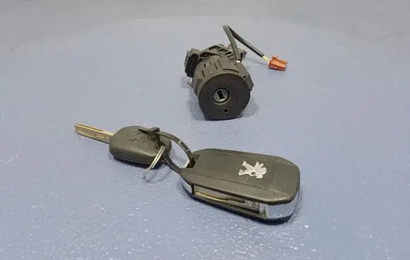 Peugeot 208 I Ignition lock 9663123380
