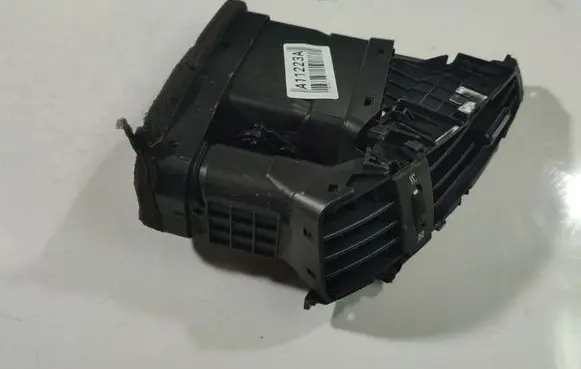 KIA Ceed Dash center air vent grill 808774