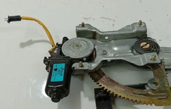 KIA Sorento Front door window regulator motor 
