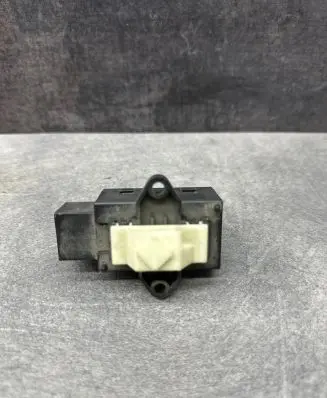 Volkswagen Touran I Seat heating relay 7L0959772D