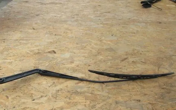 Porsche Panamera (970) Front wiper blade arm 970628029