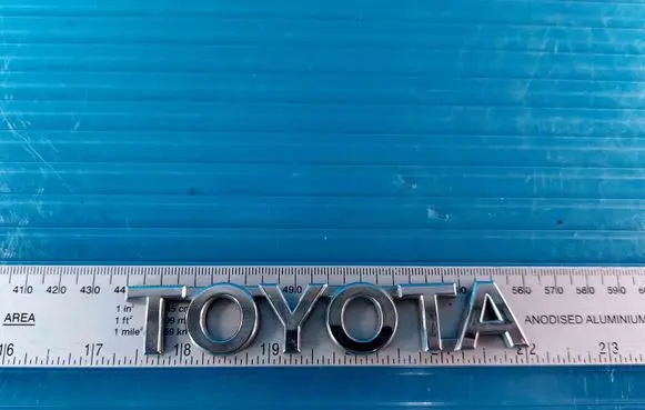 Toyota Avensis T270 Manufacturers badge/model letters VAL100313