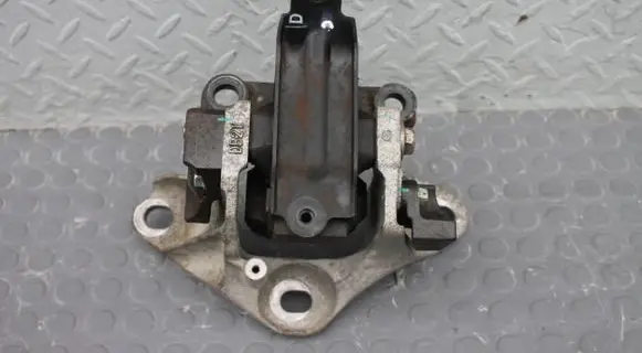 Mazda CX-3 Engine mount bracket APASKRZYNIMAZDACX3