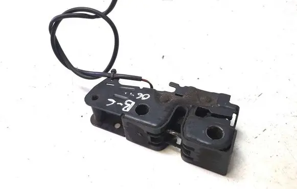 Volkswagen PASSAT B6 Engine bonnet (hood) release handle 823509D