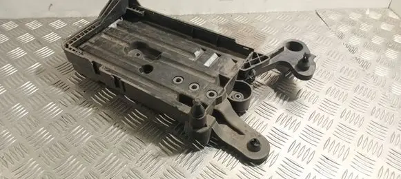 Volkswagen PASSAT B8 Battery tray 5Q0915321H