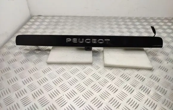 Trunk door license plate light bar