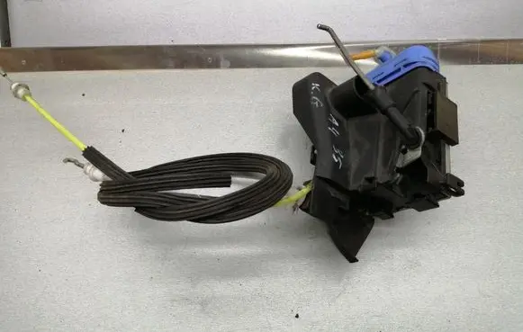 Audi A4 S4 B5 8D Rear door lock 8D0839015A