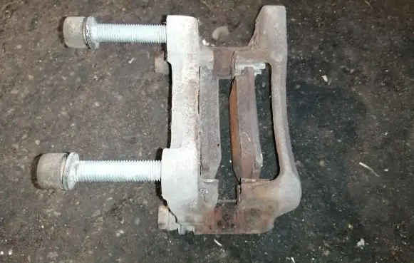 Volkswagen PASSAT B7 Brake caliper pad carrier rear