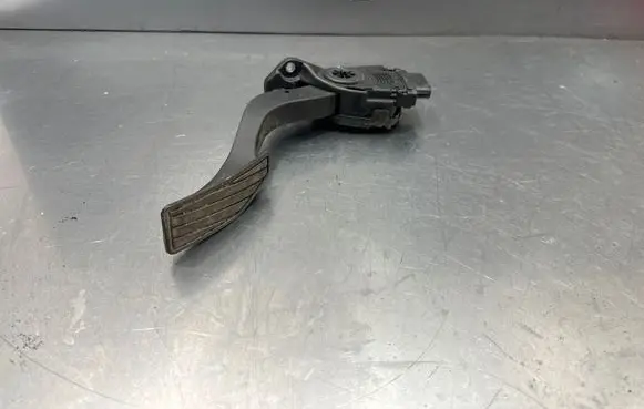 Accelerator throttle pedal