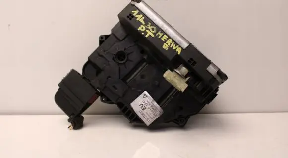 Opel Meriva B Rear door lock 