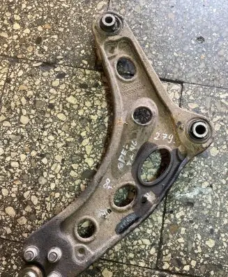 Opel Vivaro Front lower control arm/wishbone 8200395007 93853464