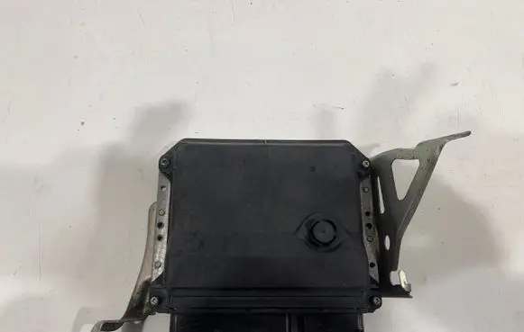 Toyota Avensis T270 Engine control unit/module 8966105F20 MB2759004732