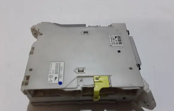 Lexus IS 220D-250-350 Fuse module 8267253060