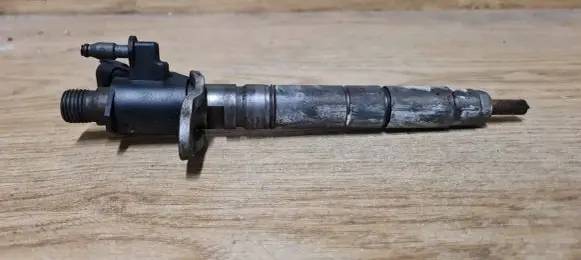 Volvo V50 Fuel injector 31303238