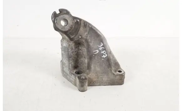 Mercedes-Benz CLS C219 Engine mounting bracket a6422230104