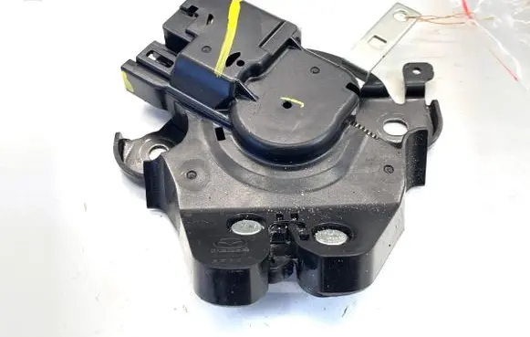 Mazda 3 II Tailgate exterior lock 