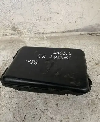 Volkswagen PASSAT B5 Fuse box cover 8D0927613
