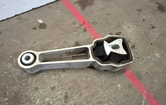 Volvo V60 Engine mount bracket 30733322