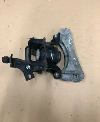 Lexus ES 300h Engine mount bracket