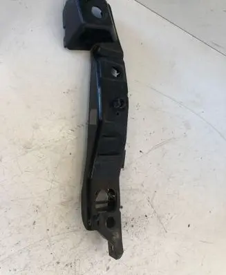 Front bumper mounting bracket