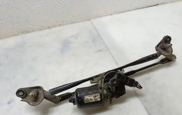 KIA Cerato Front wiper linkage and motor 981102F000