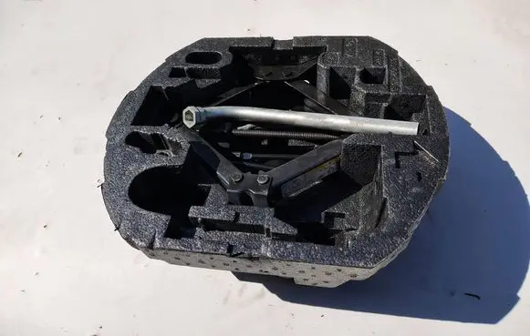 Volkswagen Jetta VI Spare wheel section trim 