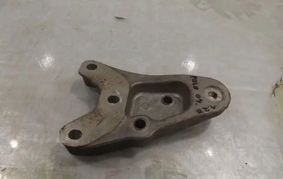 Volkswagen Polo Engine mounting bracket