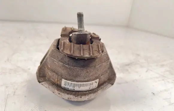 BMW 5 E60 E61 Engine mount bracket 6761092