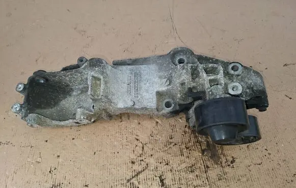 Opel Vivaro Generator/alternator bracket 117103585R