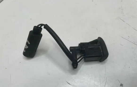 BMW X3 E83 Windshield washer spray nozzle 7110851