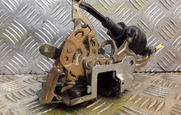 Mercedes-Benz C W202 Rear door lock 2027300535