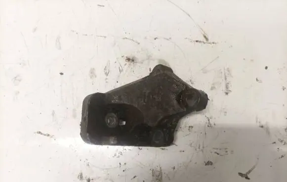 Volvo XC90 Engine mounting bracket 08649262
