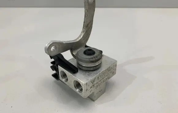 Porsche 911 992 Air suspension valve block 9P1511443