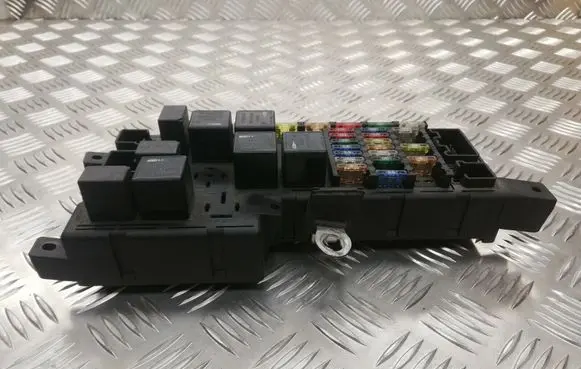 Volvo V70 Fuse module 8637841 518717004