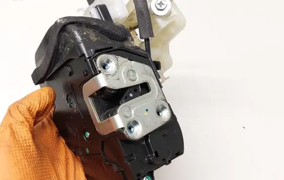 KIA Sportage Front door lock 813203U020