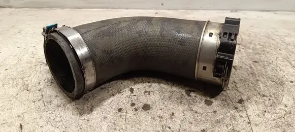 Jaguar XE Intercooler pipe mounting bracket
