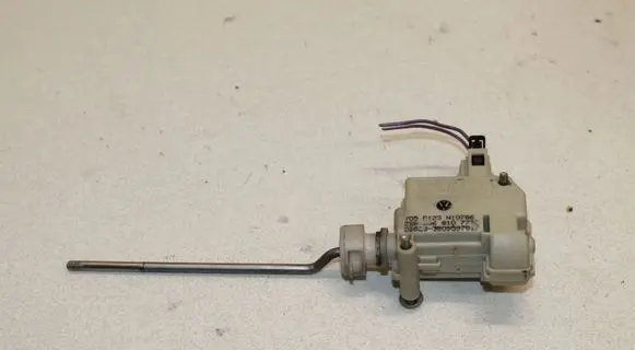 Volkswagen Polo IV 9N3 Tailgate boot lock/latch motor 3B09597817 N10786 D2823