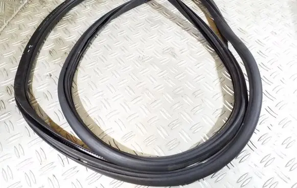 Skoda Octavia Mk2 (1Z) Front door rubber seal 1Z0867365F