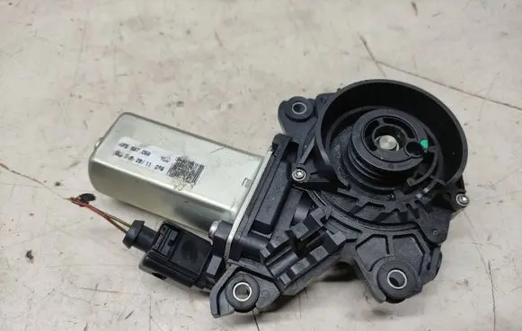 Audi A8 S8 D4 4H Front door soft close latching motor 4F0837059