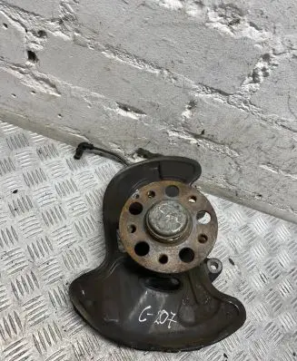 Mercedes-Benz E C207 W207 Front wheel hub