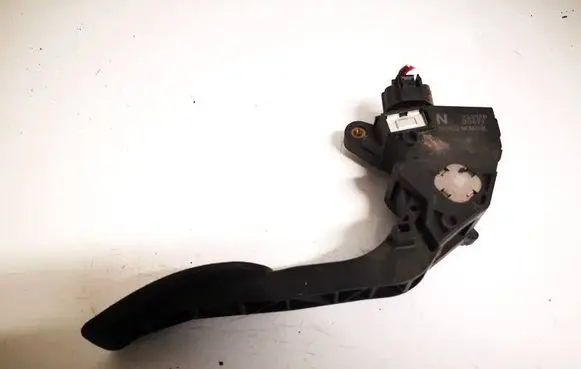 Accelerator throttle pedal
