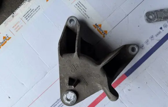 Opel Insignia A Engine mounting bracket 13228285