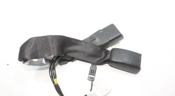 Lexus CT 200H Middle seatbelt buckle (rear) 
