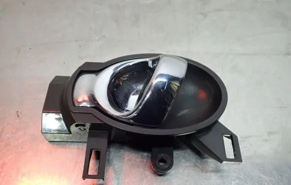 Nissan Juke I F15 Front door interior handle
