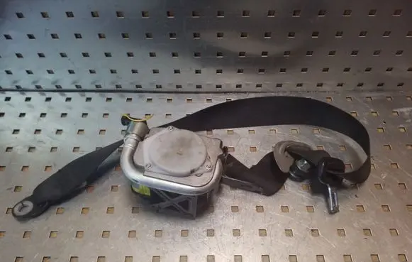 Mitsubishi Grandis Front seatbelt
