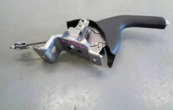 Suzuki Grand Vitara II Hand brake release handle 