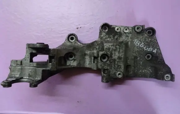 Volkswagen PASSAT B6 Generator/alternator bracket 03G903143